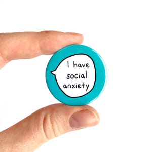 Puede incluir: Un bot&oacute;n azul con un globo de di&aacute;logo blanco que dice "Tengo ansiedad social".