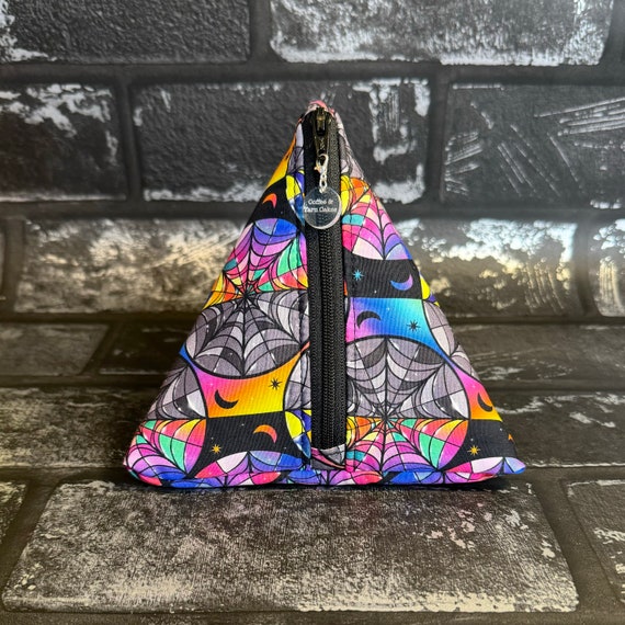 Bolsa de tela con cremallera y forma de pirámide para artículos de