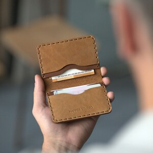 Uniseks etui in rustieke stijl. Donkerbruine, leren portemonnee. Creditcardhouder. Zakken voor contant geld of identiteitsbewijs. GRATIS personalisatie