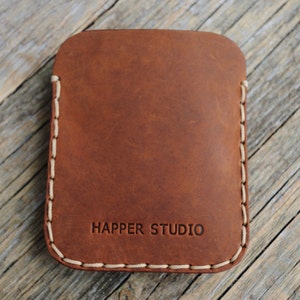Cartera de cuero marrón personalizada. Bolsa slim unisex. Cosido a mano pequeño titular de tarjeta de crédito.