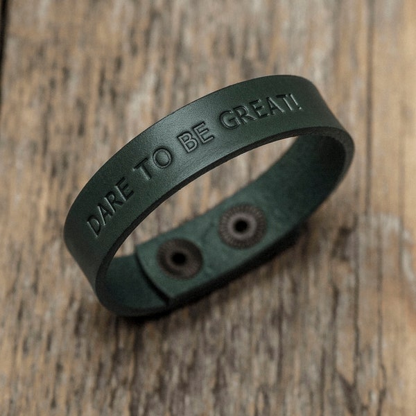 Bracelet personnalisé en cuir italien, tanné végétal, vert, à monogramme, Latitude Longitude GPS