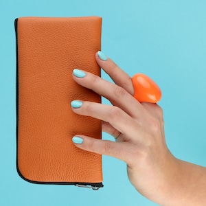 Custodia in pelle arancione italiana per Fairphone. Chiusura con zip per borsa organizer, custodia per portafoglio