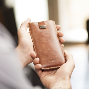 Étui pour OnePlus, pochette en cuir italien souple avec bande de traction magnétique, personnalisation GRATUITE image 1