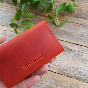 Rote Lederbrieftasche Portemonnaie Langlebige Aufbewahrung von Kreditkarten und Banknoten, Geldbörse mit Prägung.  Wunschtext Name Wort.
