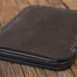 Cartera de piel personalizada y gratuita. Cartera unisex. Tarjetero, efectivo o DNI. Producto hecho y cosido a mano.