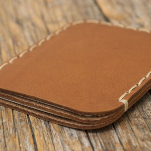 GEPERSONALISEERDE minimalistische Tan Brown Leather Wallet, Unisex Pouch, Credit Card Cash of ID houder, handgemaakt en met de hand genaaid item