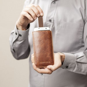Étui pour OnePlus, pochette en cuir italien souple avec bande de traction magnétique, personnalisation GRATUITE image 2