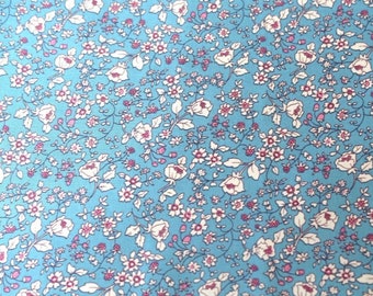 Stoffcoupon mit blauen und weißen Blumen 50x72 cm