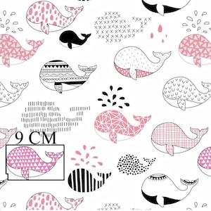 Peut inclure: Motif répétitif de baleines roses, noires et blanches sur fond blanc. Les baleines présentent divers motifs, notamment des pois, des formes géométriques et des rayures. L'image comprend le texte "9 CM".