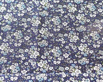 Tissu coton à fleurs bleu marine, vert et blanc 50x75 cm