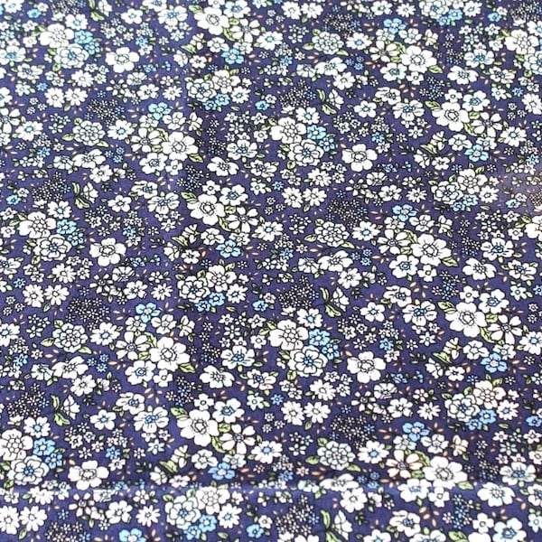 Tissu coton à fleurs bleu marine, vert et blanc 50x75 cm