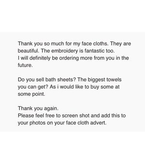 Puede incluir: Mensaje de texto agradeciendo a un vendedor por las toallitas faciales y preguntando si vende s&aacute;banas de ba&ntilde;o. El mensaje tambi&eacute;n pide al vendedor que agregue el texto a su anuncio de toallitas faciales.