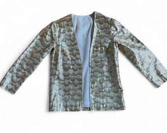 Chaqueta vintage de los años 60 con estampado de nubes de lúrex dorado metalizado, brocado abierto desde la talla pequeña