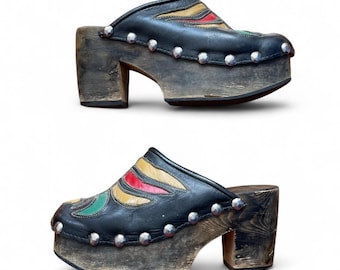 Zuecos de plataforma de madera vintage de los años 70, de cuero negro con recortes rojos, amarillos, verdes y morados. 6
