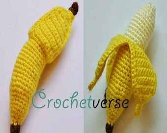 Puede incluir: Se muestran dos plátanos de ganchillo, uno pelado y otro sin pelar. El plátano sin pelar es amarillo con una punta marrón. El plátano pelado revela un interior blanco. El texto "Crochetverse" es visible.
