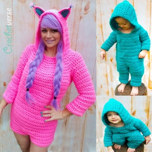 Può includere: Un maglione rosa a crochet con cappuccio e orecchie da gatto. Il maglione è mostrato su una persona con i capelli viola. Due versioni più piccole del maglione in turchese sono mostrate su bambini.