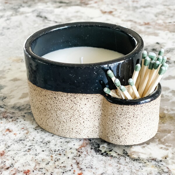 Match Strike Keramik Kerzenhalter mit handgegossener, bernsteinduftender Soykerze
