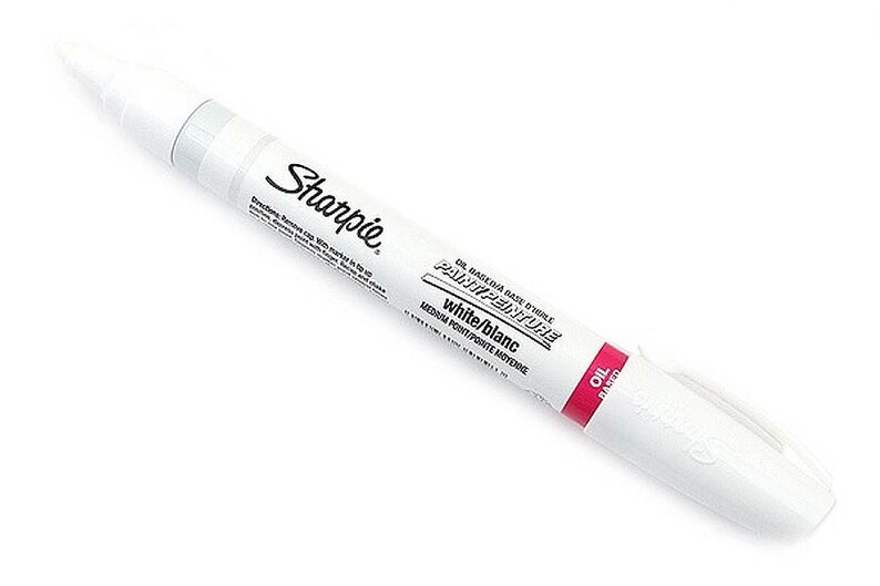 Краска карандаш купить. Карандаш-маркер point белый. SMQ 3505 permanent White Marker. Как правильно пользоваться маркер-краска.