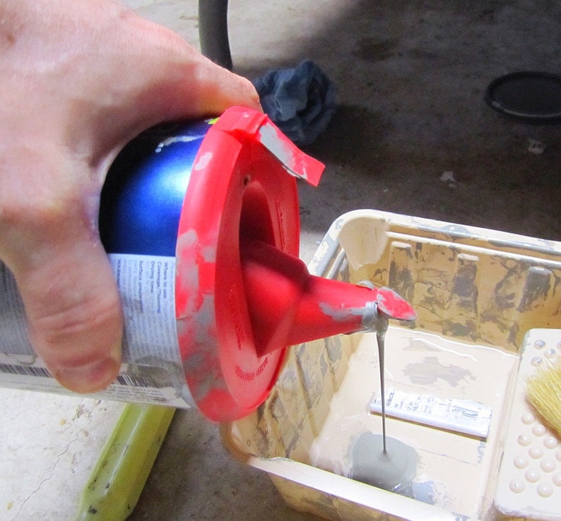 1 Quart Paint Can Lid W/ Store & Pour Flexible Silicone Spout RED