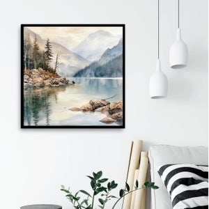 Op de afbeelding: Een aquarel schilderij van een bergmeer sc&egrave;ne. Het meer wordt omringd door bomen en bergen. Het water is lichtblauw en de bergen zijn lichtgrijs. De lucht is lichtblauw en er zijn wolken in de lucht.