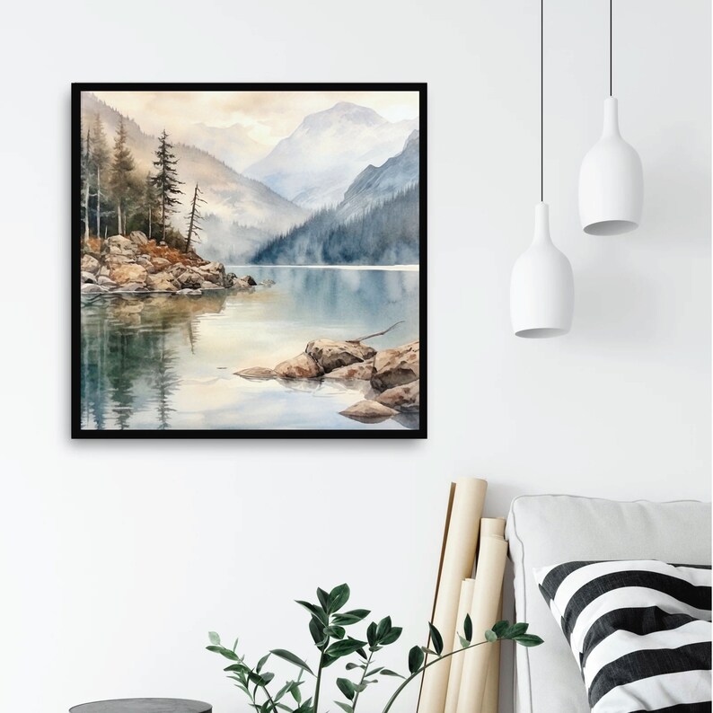 Op de afbeelding: Een aquarel schilderij van een bergmeer sc&egrave;ne. Het meer wordt omringd door bomen en bergen. Het water is lichtblauw en de bergen zijn lichtgrijs. De lucht is lichtblauw en er zijn wolken in de lucht.
