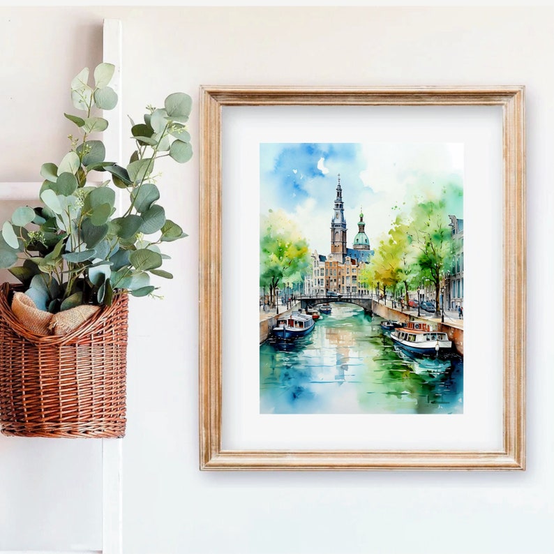 Pu&ograve; includere: Dipinto ad acquerello di una scena di canale ad Amsterdam, Paesi Bassi. Il dipinto presenta un alto edificio della chiesa con una guglia appuntita, un ponte sul canale e barche sull'acqua. Il dipinto &egrave; realizzato in una tavolozza morbida e tenue di blu, verdi e marroni.