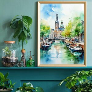 Pu&ograve; includere: Dipinto ad acquerello di una scena di canale in una citt&agrave; europea. Il dipinto presenta un alto campanile, un ponte e barche sull'acqua. Gli edifici sono dipinti in un colore marrone chiaro e l'acqua &egrave; di un colore blu chiaro. Il cielo &egrave; di un colore blu chiaro con nuvole bianche.