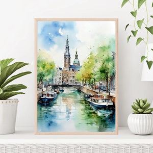 Pu&ograve; includere: Dipinto ad acquerello di una scena di canale ad Amsterdam, Paesi Bassi. Il dipinto presenta un'alta torre della chiesa, edifici che costeggiano il canale e barche sull'acqua. Il cielo &egrave; blu con nuvole bianche.