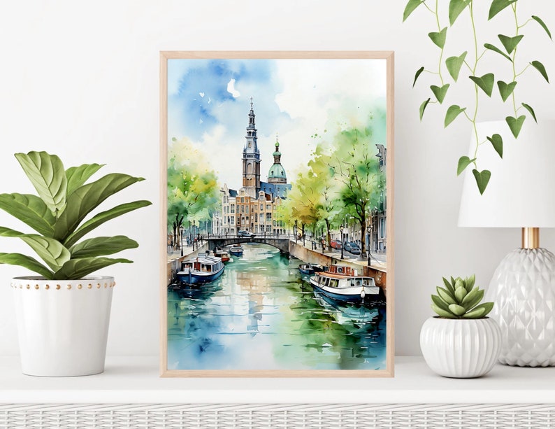 Pu&ograve; includere: Dipinto ad acquerello di una scena di canale ad Amsterdam, Paesi Bassi. Il dipinto presenta un'alta torre della chiesa, edifici che costeggiano il canale e barche sull'acqua. Il cielo &egrave; blu con nuvole bianche.