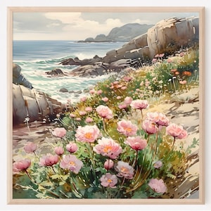 Op de afbeelding: Een schilderij van een rotsachtige kustlijn met roze bloemen op de voorgrond. De oceaan is op de achtergrond met golven die tegen de rotsen breken.