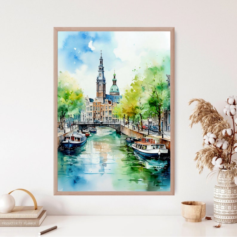 Pu&ograve; includere: Dipinto ad acquerello di una scena di canale ad Amsterdam, Paesi Bassi. Il dipinto presenta un canale con barche, un ponte e edifici con un alto campanile di chiesa sullo sfondo. Il cielo &egrave; blu con nuvole bianche e gli alberi sono verdi.