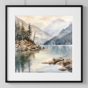 Op de afbeelding: Een aquarel schilderij van een bergmeer sc&egrave;ne met een klein eiland op de voorgrond. Het eiland is bedekt met bomen en rotsen, en het meer is een kalme blauwe kleur. De bergen op de achtergrond zijn bedekt met mist en sneeuw.