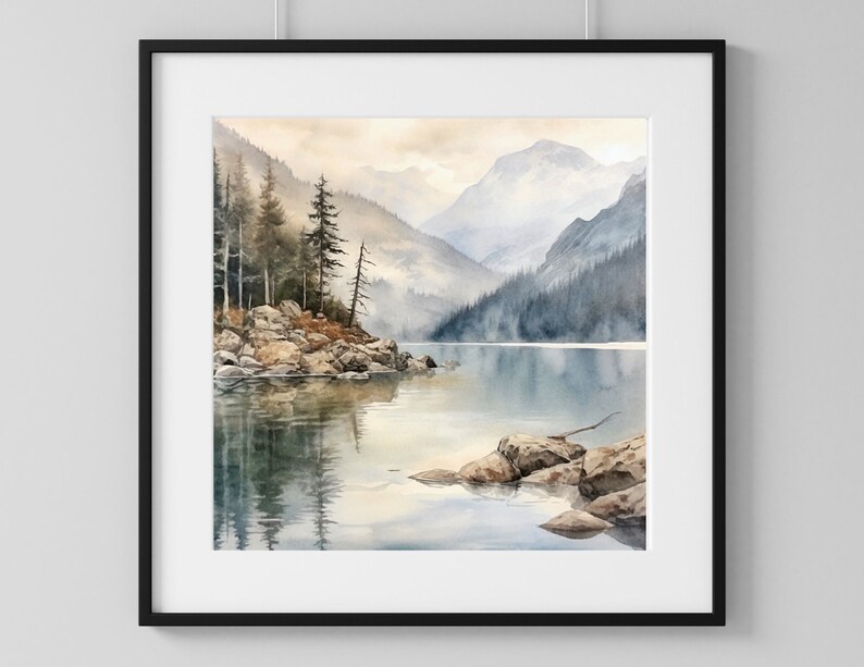 Op de afbeelding: Een aquarel schilderij van een bergmeer sc&egrave;ne met een klein eiland op de voorgrond. Het eiland is bedekt met bomen en rotsen, en het meer is een kalme blauwe kleur. De bergen op de achtergrond zijn bedekt met mist en sneeuw.
