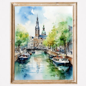 Pu&ograve; includere: Dipinto ad acquerello di una scena di canale ad Amsterdam, Paesi Bassi. Il dipinto presenta un alto campanile, un ponte e barche sull'acqua. Gli edifici sono dipinti in toni caldi e l'acqua &egrave; di un blu freddo.
