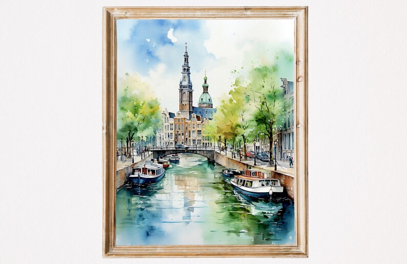 Pu&ograve; includere: Dipinto ad acquerello di una scena di canale ad Amsterdam, Paesi Bassi. Il dipinto presenta un alto campanile, un ponte e barche sull'acqua. Gli edifici sono dipinti in toni caldi e l'acqua &egrave; di un blu freddo.