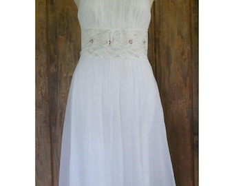 Vintage 1950s White Nylon Nightgown: Lace & Rosebud Applique, Size 32