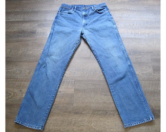 Vintage High Waist Wrangler Jeans: Faded Distressed Denim (33x32)