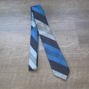 1960s Vintage Skinny Tie / Narrow 60s Blue/Turquoise/Silver Diagonal Stripe Necktie
