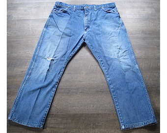 Vintage Distressed Wrangler Jeans: Faded Denim, Natural Wear (40x28)
