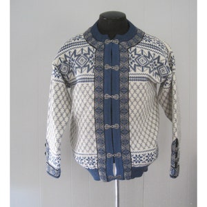 Vintage Dale of Norway Scandinavian Wool Cardigan Ski Sweater / Vintage Fair Isle Metal Clasp Closure Apres Ski Norwegian Sweater Medium