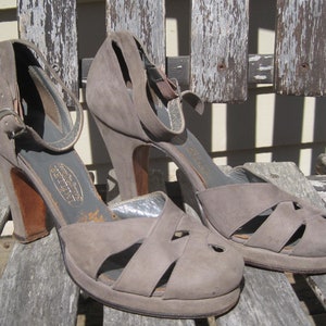 Vintage 1940s Shoes / Dove Gray &#39;40s High Heel Platform Close Toe Ankle Strap Sueded Leather I. Miller Beautiful Shoes 5 Narrow