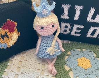 Preciosa muñeca de ganchillo: Princesa copo de nieve del país de las maravillas invernal en azul claro y trenza larga