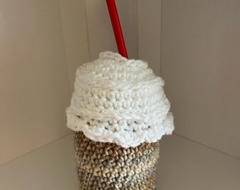 Yum Yum - Delicioso batido sin calorías con crema batida y adorno de paja roja - Crochet Play Food