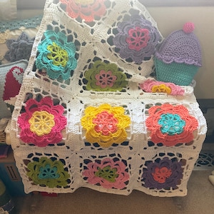 Gorgeous Cheerful Crochet Flower Granny Square Blanket Throw - Pink, Orange, Yellow, Blue, Purple