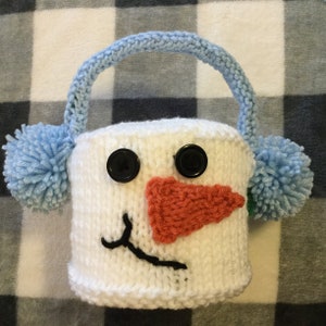 Adorabile copri rotolo di carta igienica a forma di pupazzo di neve lavorato a maglia con paraorecchie