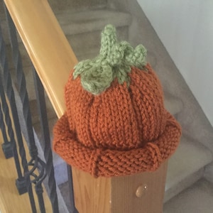 Perfekte kleine Kürbis Hut - handgestrickt mit Stamm, Blatt und Curl