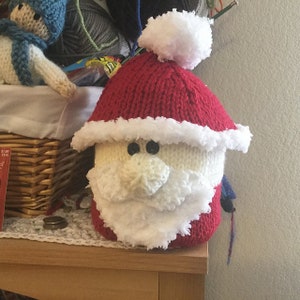 Buon Natale! Adorabile copertura per rotolo di carta igienica di Babbo Natale lavorata a maglia