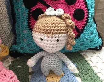 Muñeca de cabeza grande - adorable mano-crochet bebé niña muñeca - pijamas azules y pelo marrón claro
