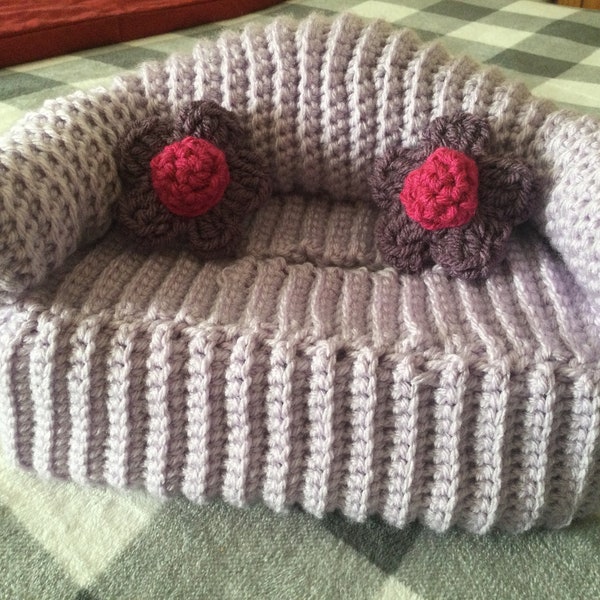 VENTE - Fun, Retro Doll Sofa - Crochet Tissue Box Cover Couch in Lavender Purple avec oreillers