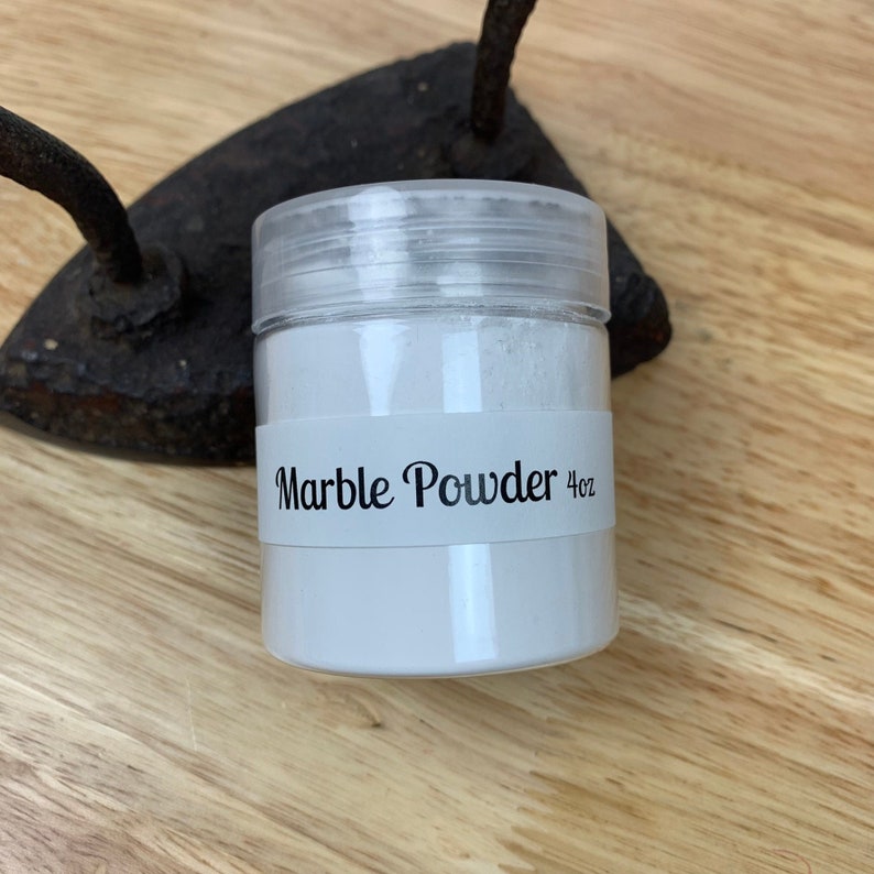 Peut inclure: Un pot en plastique blanc avec une &eacute;tiquette blanche sur laquelle est inscrit "Marble Powder 4oz".